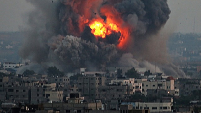 Izrael ostrzelał 780 celów, zginęło 77 osób. Czołgi na granicy Strefy Gazy