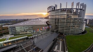 O Parlamencie, który jeździł koleją