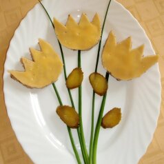 Tulipany z żółtym serem